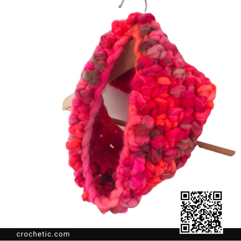 Lang Yarns Cowl - Crochet Pattern